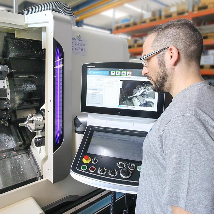 CNC Fräser vor Maschine via eingestellt-online