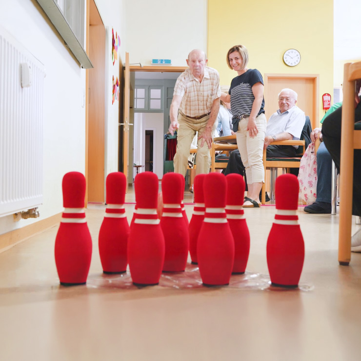 Pflegekraft der Diakoniestation Südlicher Kraichgau motiviert die Gäste